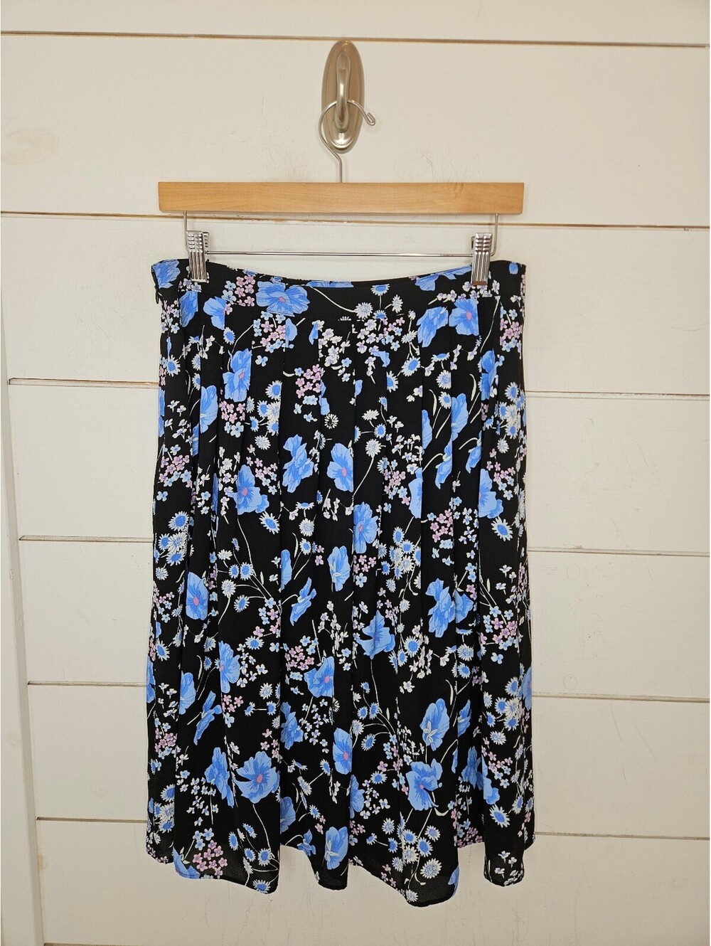 Talbots size 4 black & blue floral print pleated midi skirt - Picture 2 of 4